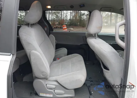 2015 Toyota Sienna Le 8 Passenger z USA, uszkodzony, nr VIN 5TDKK3DC1FS669568